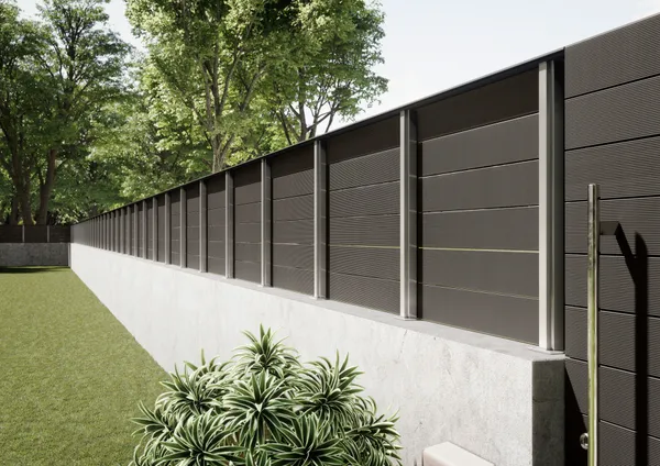 Vedação compósita CFENCE® cor Negro sobre um muro, num jardim