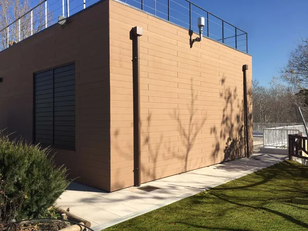 Revestimento de fachada compósito CWALL® cor Redwood num edifício